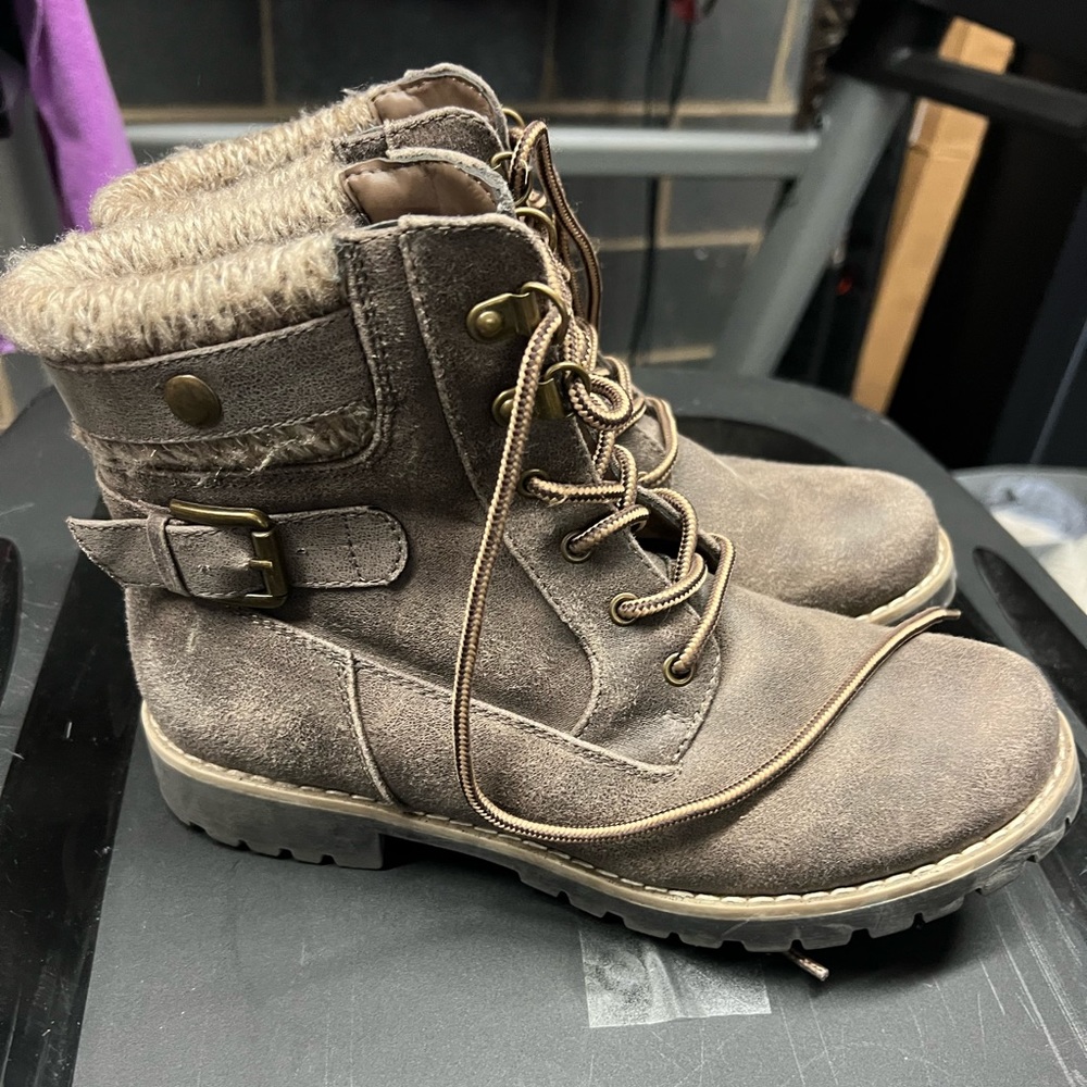 Cliffs Brown Fall Combat Boots. Womens 7.5